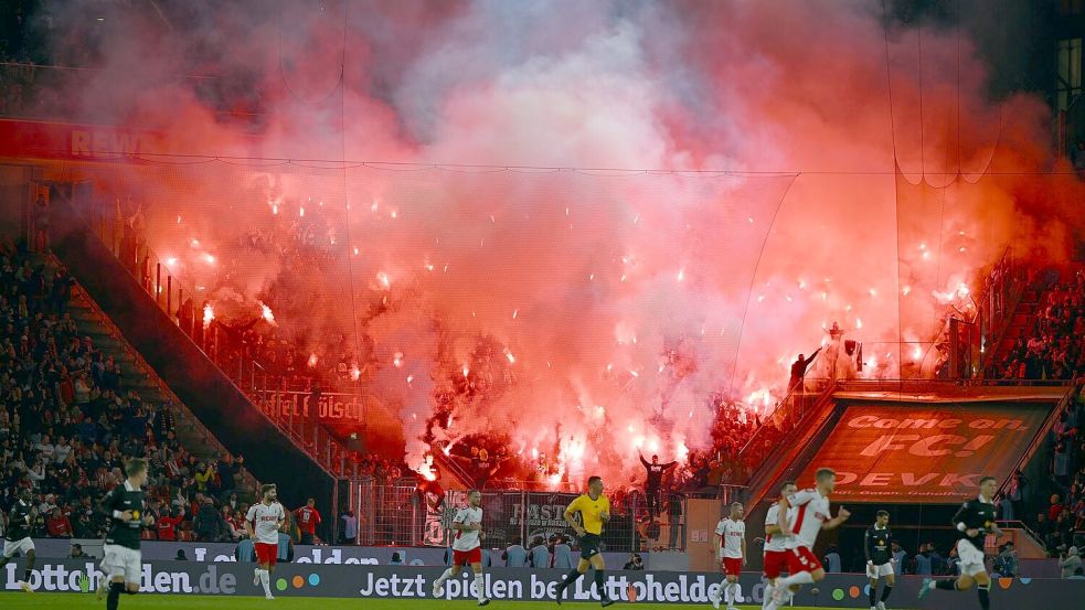 Der Einsatz von Pyrotechnik wird von Politik und Fußball entschieden abgelehnt. Foto: Federico Gambarini/dpa