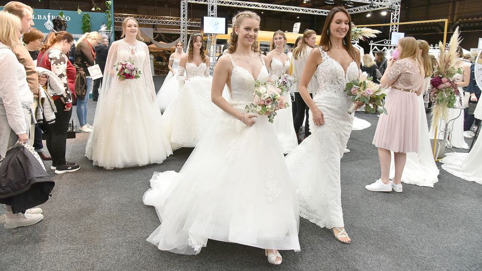 Brautmode wird bei der Hochzeitsmesse in den Weser-Ems-Hallen in Oldenburg präsentiert. Foto: Tobias Frick