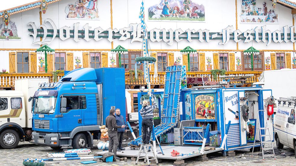 Auf der Bremer Bürgerweide läuft der Aufbau auf Hochtouren: Am Freitag, 18. Oktober 2024, wird der Freimarkt eröffnet. Foto: Schuldt/DPA