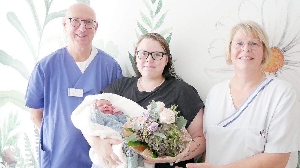 Eine besondere Geburt, nicht nur für Mutter Sabrina (Mitte): Leon ist die 1000. Geburt des Jahres 2024 in der Auricher Klinik. Es gratulierten Chefarzt Dr. Helmut Reinhold und Traute Duhan von der Mutter-Kind-Station. Foto: Trägergesellschaft