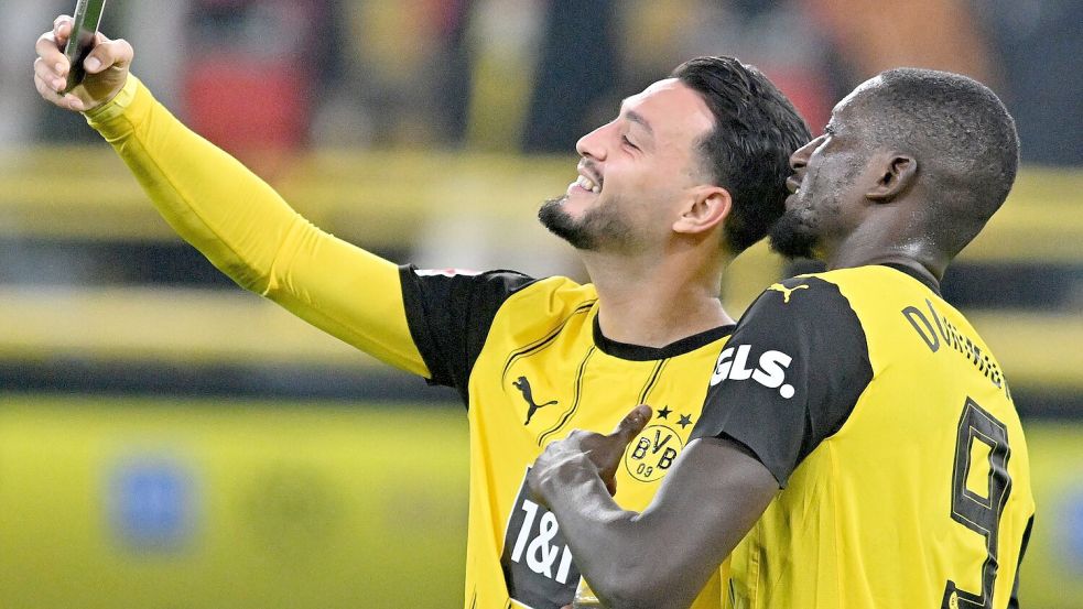 Dortmunder Matchwinner beim 2:1 gegen St. Pauli: Rami Bensebaini (l.) und Serhou Guirassy. Foto: Bernd Thissen/dpa