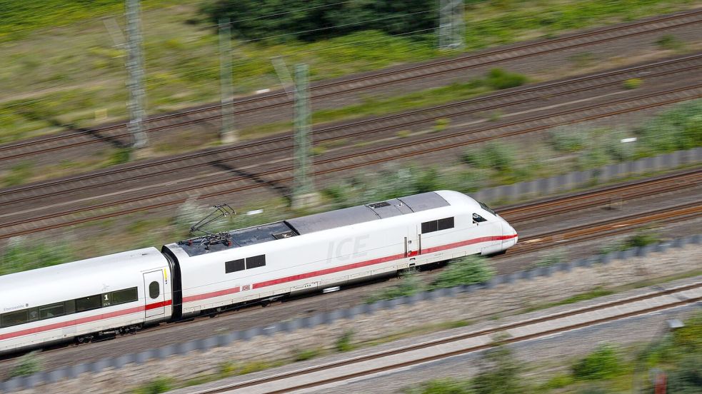 Mehr als jeder dritte Fernzug war im September unpünktlich unterwegs. (Archivbild) Foto: Daniel Reinhardt/dpa