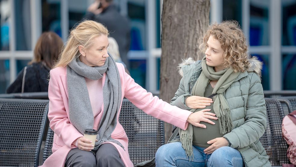 Judith (Lisa Maria Potthoff) ist Oksana (Alina Danko, rechts) unendlich dankbar, dass sie ihr Kind austrägt. „Mein Kind“, ab 19. Oktober in der ZDF Mediathek und am 28. Oktober um 20.15 im ZDF. Foto: ZDF/Alexander Fischerkoesen.