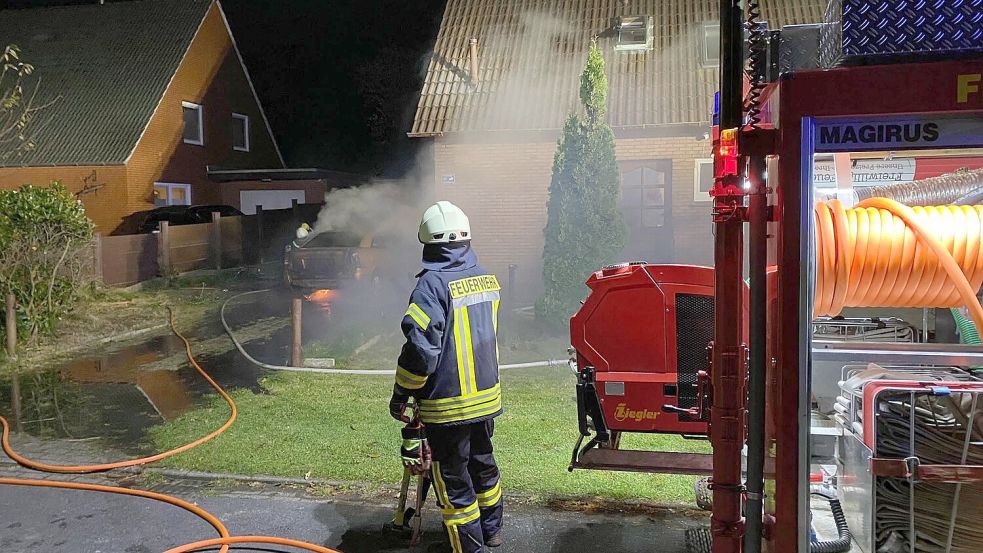 Die Feuerwehr konnte das Übergreifen der Flammen auf das Einfamilienhaus verhindern. Foto: M. Ammermann