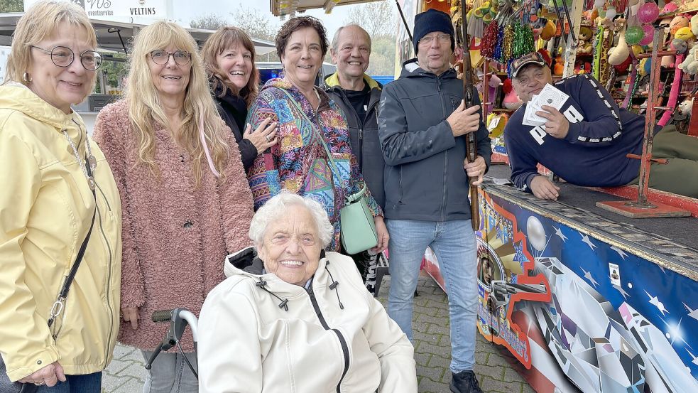 Räumten an der Schießbude ab: die Steigers aus Soest. Anna Steiger (vorne) hatten den Trip in die alte Heimat von ihren Kindern zum 90. Geburtstag geschenkt bekommen. Foto: Janßens