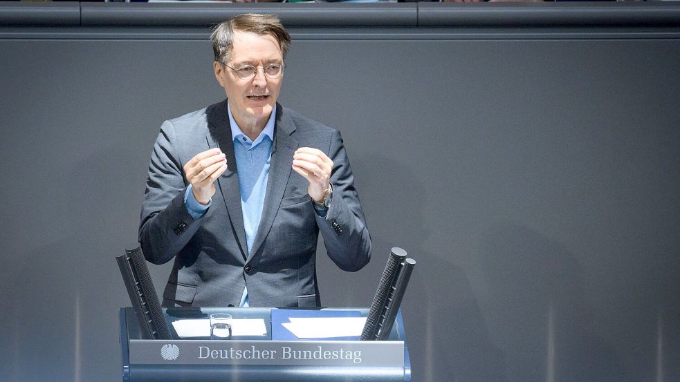 Gesundheitsminister Karl Lauterbach rechnet ab 2026 mit stabilen Krankenkassenbeiträgen. (Archivbild) Foto: Bernd von Jutrczenka/dpa