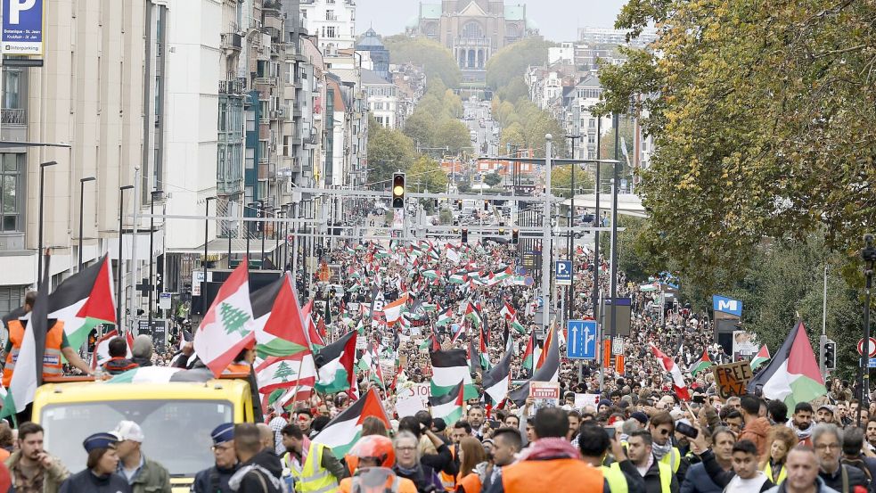 „Die Massaker im Libanon und die regionale Eskalation müssen gestoppt werden“, hieß es etwa von den Organisatoren. Foto: Nicolas Maeterlinck/Belga/dpa