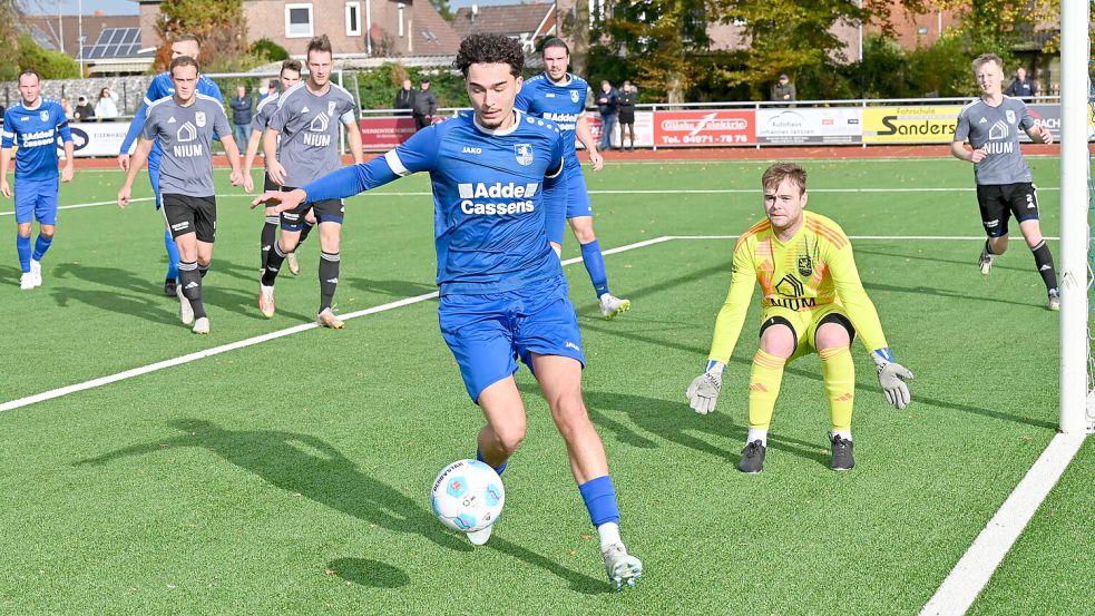 Esens Isaiah Stainbank (am Ball, im Hintergrund Hages Keeper Kai Barkhoff) erzielte nach 17 Spielminuten den 1:1-Ausgleich. Foto: Steenhoff