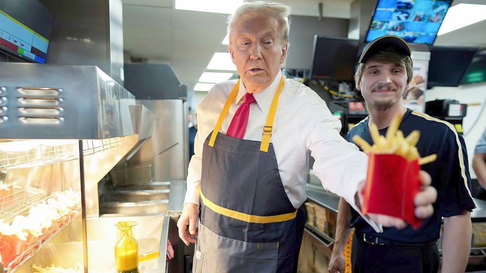 Schick in Schürze: Trump hat sein Jackett gegen die Arbeitskleidung bei McDonald’s eingetauscht. Foto: Doug Mills/The New York Times Pool via AP/dpa