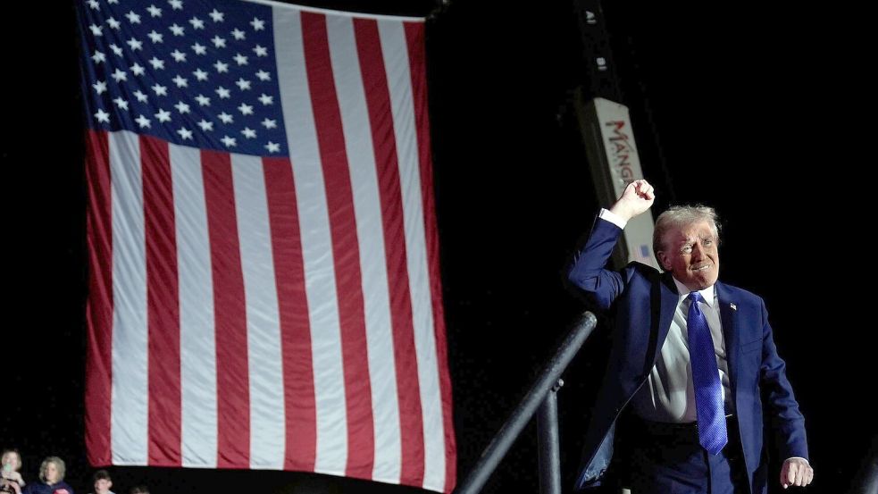 Trump fällt immer wieder mit Beleidigungen auf. (Archivbild) Foto: Evan Vucci/AP/dpa