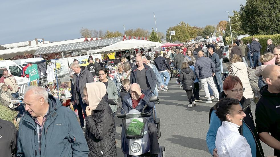 Dicht gedrängt zogen die Besucher durch die Straßen. Foto: Janßen