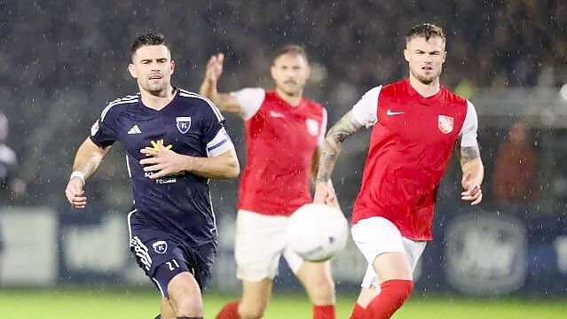 Knapp unterlag Kickers Emden mit 1:2 im Regen. Foto: Doden