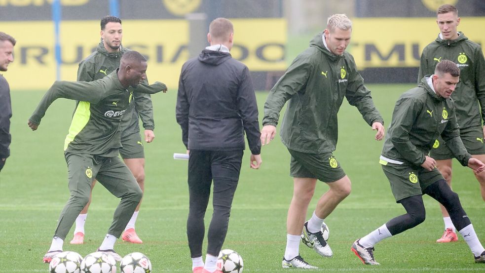 Die zuletzt angeschlagenen Pascal Groß (rechts) und Niklas Süle (2. v. rechts) nehmen am Abschlusstraining teil. Foto: Bernd Thissen/dpa