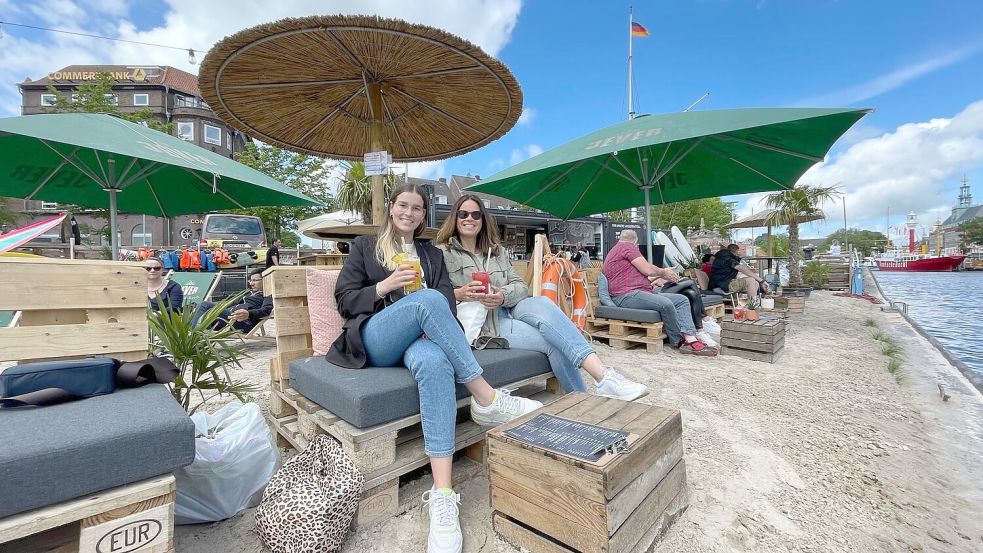 Einen Cocktail am Strand genießen: Das geht in Emden auch am Delft. Foto: Päschel/Archiv