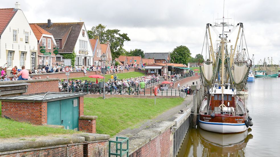 Greetsiel ist ein beliebtes Ziel für Urlauber und Ostfriesen. Hier ist der Hafen bei einem Freiluft-Gottesdienst im Sommer zu sehen. Foto: Wagenaar/Archiv