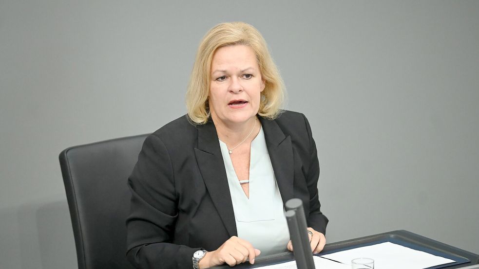 Dass im Bundesrat Teile des sogenannten Sicherheitspakets blockiert worden sind, ärgert Bundesinnenministerin Nancy Faeser (SPD). Auch Bundeskanzler Olaf Scholz (SPD) hat sich dazu kritisch geäußert. (Archivbild) Foto: Philip Dulian/dpa