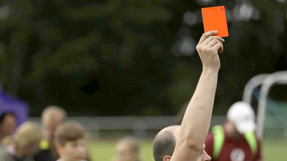 Die Rote Karte hatte für den Middelser schwerwiegende Folgen. Foto: Archiv