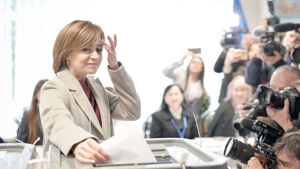 Präsidentin Sandu muss sich für ihre Wiederwahl einer Stichwahl stellen. Foto: Vadim Ghirda/AP