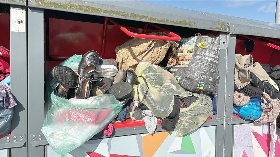 Hier passt nichts mehr rein – ein randvoller Container in Ostrhauderfehn. Foto: Zein