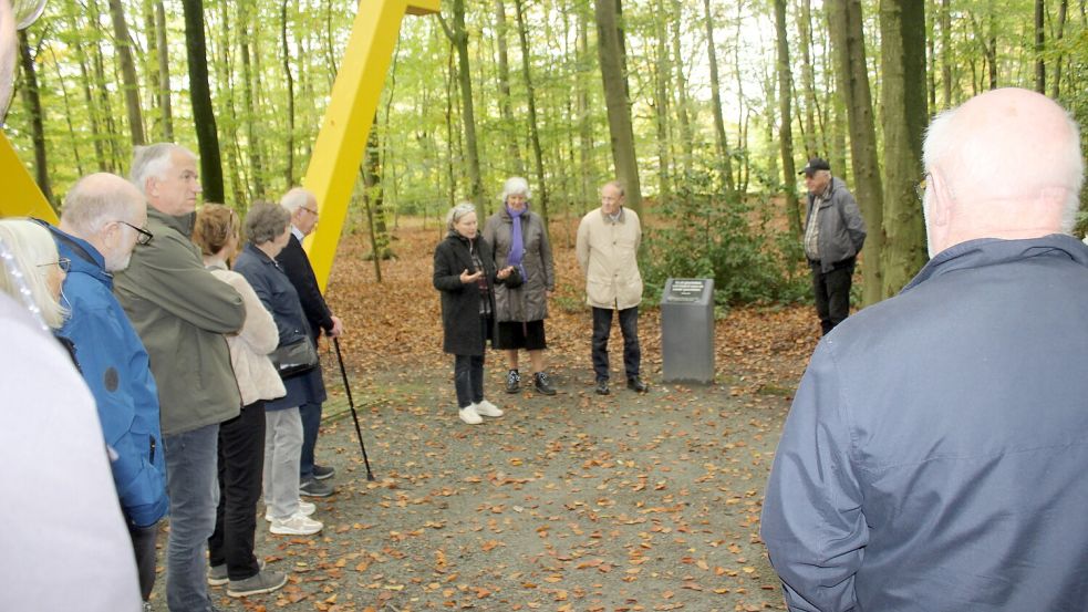 Rund 40 interessierte Menschen waren zum Mahnmal im Sandhorster Wald gekommen, um der Häftlinge des KZ Engerhafe zu gedenken. Vereinsvorsitzende Hilke Osterwald (in weißen Schuhen) erinnerte an die katastrophalen Bedingungen, unter denen die Männer hier arbeiten mussten. Foto: Niet