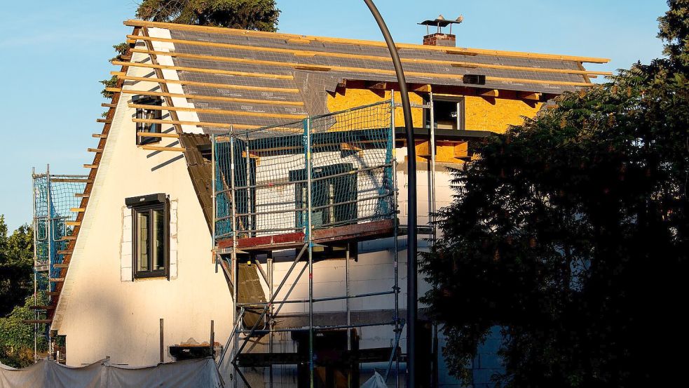 Haus während einer Sanierung: Oft wird das Dach gedämmt. Foto: Daniel Bockwoldt/dpa