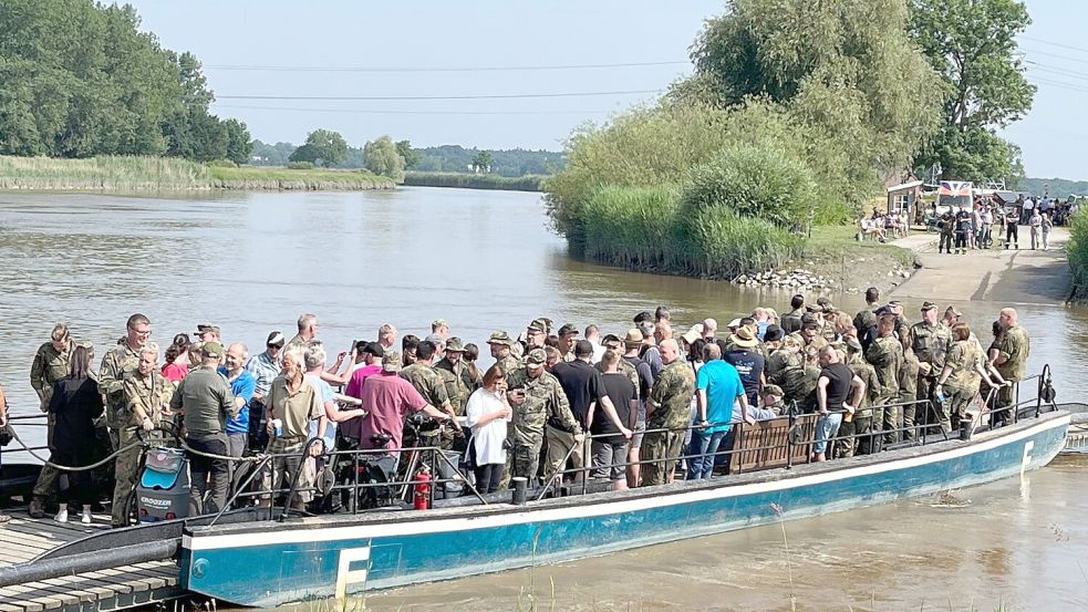 Proppenvoll war die Fähre beim Pünten-Marsch mit der Bundeswehr. Foto: Püntenverein