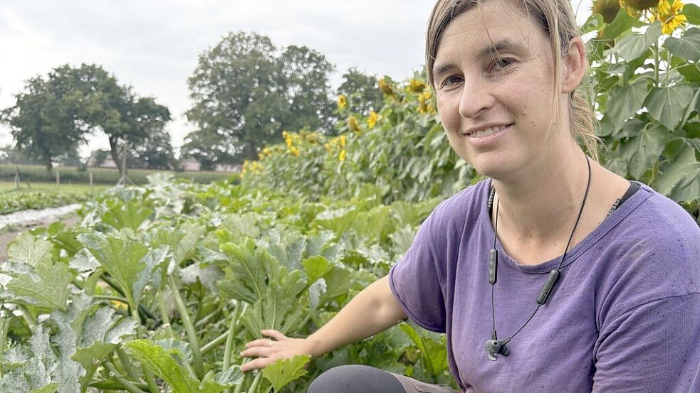 Sonja Filip vom Gröönlandhof in Großefehn vor den Zucchini-Pflanzen, deren Früchte die Schnecken auch gerne essen. Foto: Kubassa