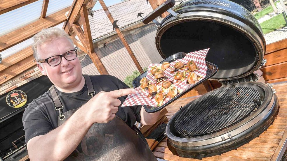 Auf seiner Veranda in Wiesmoor hat sich Marco Greulich grilltechnisch ein kleines Paradies eingerichtet. Foto: Archiv/Ortgies