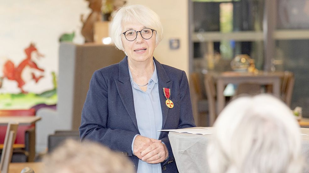 Margret Fiebig-Drosten aus Rechtsupweg erhielt das Bundesverdienstkreuz. Foto: Landkreis Aurich