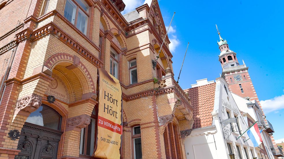 Ein Werbebanner machte auf den Verkauf des Hauses des Handwerks aufmerksam. Foto: Ortgies/Archiv