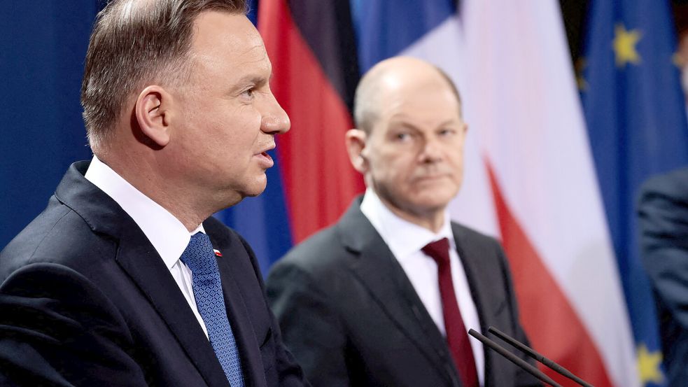 Kanzler Scholz‘ (rechts) Vorgehen bei einem wichtigen Ukraine-Treffen sorgt für Unmut in Warschau. Polens Staatspräsident Andrzej Duda (links) war nicht eingeladen. Foto: dpa/Hannibal Hanschke