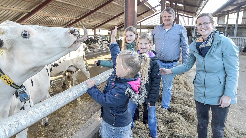 Familie Sweers aus Wybelsum: Luise (4, von links), Anneke (9), Klara (7) und ihre Eltern Stefan und Mirjam Sweers. Foto: Ortgies