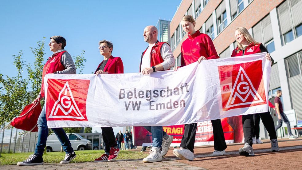 Protest bei VW in Emden: Die Furcht vor Werksschließungen und Stellenstreichungen hält an. Am kommenden Montag gibt es dazu noch einmal eine vermutlich emotionsgeladene Infoveranstaltung. Foto: Schuldt/DPA/Archiv