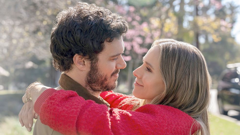 Adam Brody als Noah und Kristen Bell als Joanne in einer Szene aus „Nobody Wants This“ (Foto: Netflix) Foto: -/Netflix/dpa