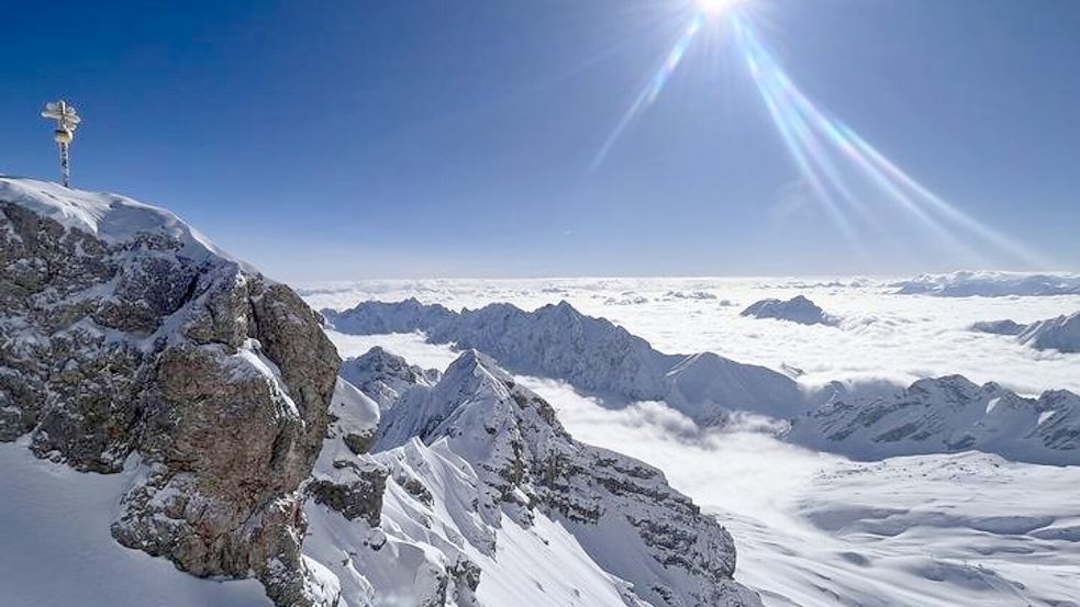 Deutschlands höchster Gipfel: die Zugspitze. Bayern gehört für den „Lonely Planet“ zu den Top-Zielen des kommenden Jahres. (Archivbild) Foto: Christoph Trost/dpa