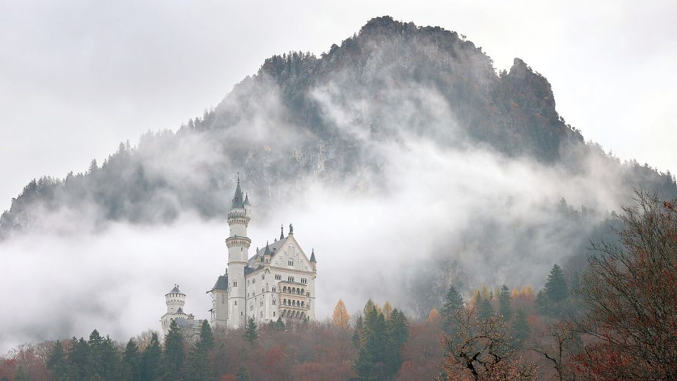 Zu jeder Jahreszeit ein Hingucker: Schloss Neuschwanstein - hier in herbstlicher Landschaft. (Archivbild) Foto: Karl-Josef Hildenbrand/dpa