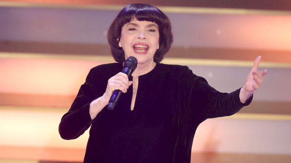 Mireille Mathieu will mehr Zeit für sich (Archivbild). Foto: Bodo Schackow/dpa