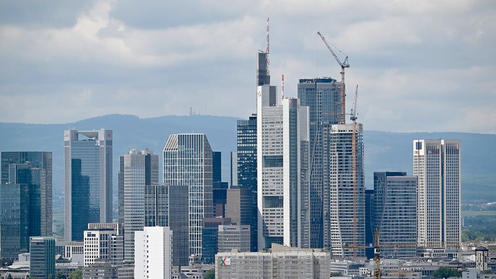 Die Banken vergeben Kredite an Unternehmen restriktiver. Foto: Arne Dedert/dpa