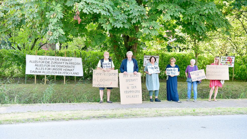 Spontane Mahnwache vor dem Schilderwald in Loquard. Einige Krummhörnerinnen und Krummhörner machten ihre Haltung deutlich. Foto: Wagenaar