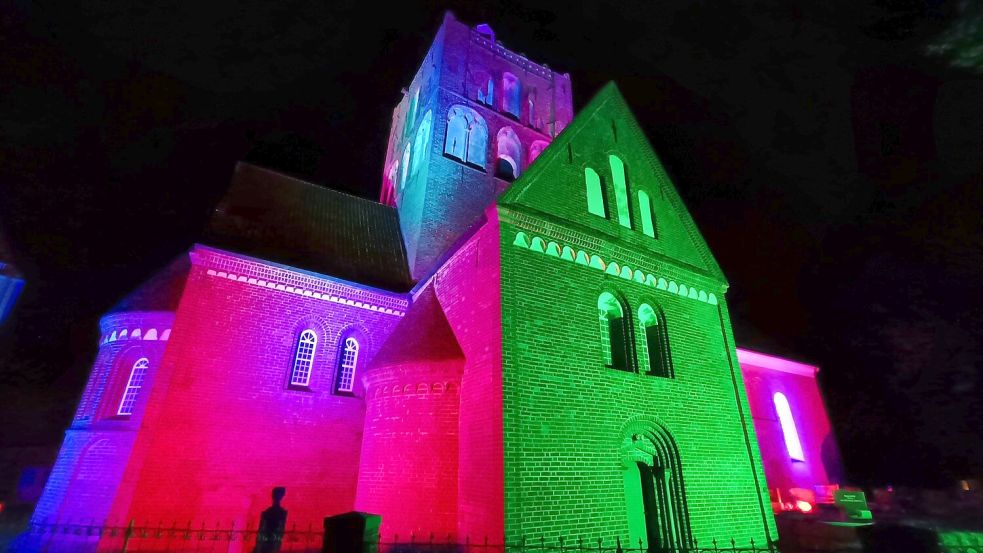 Bei den Lichtertagen werden die Kirchen in der Krummhörn in neues Licht getaucht. Foto: Touristik/Habben