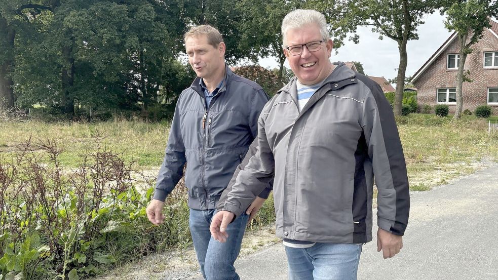 Unter anderem in Großoldendorf gibt es bald neue Bauplätze, die Ortsvorsteher Eberhard Wilken (rechts) und Bürgermeister Heinz Trauernicht bereits vorgestellt hatten. Foto: Heinig/Archiv