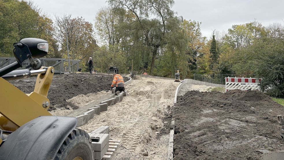 Die neue Anhöhe zur Brücke am Blumenpavillon: Hier wird gerade kräftig gepflastert. Foto: Schuurman