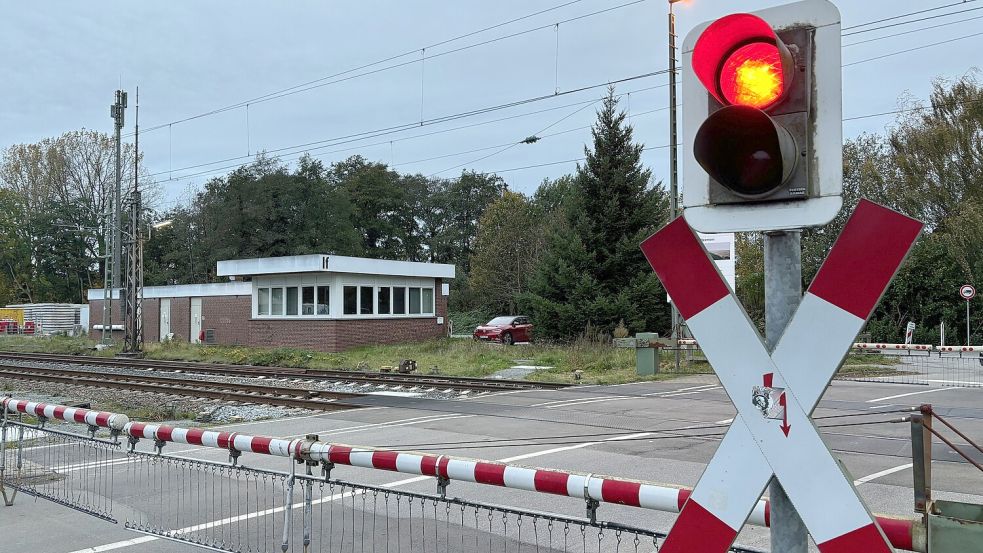 Der Bahnübergang Deichstraße in Ihrhove wird ab dem 1. November für den Einbau von Weichen für den Straßenverkehr voll gesperrt. Foto: Ammermann