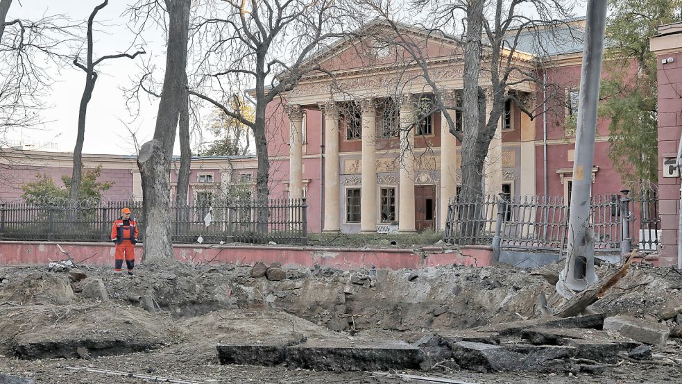 Das Museum in der Schusslinie: Im Krieg in der Ukraine schlugen russische Raketen auch in unmittelbarer Nähe des Nationalmuseums von Odessa ein. Foto: dpa/Ukrinform