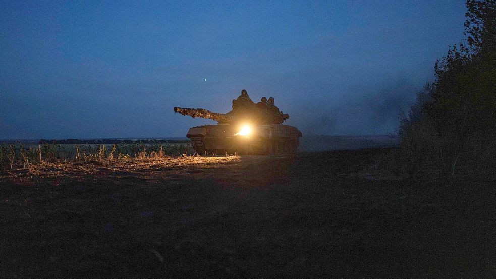 Die ukrainischen Verteidiger stehen an der Front im Osten ihres Landes schwer unter Druck. (Archivbild) Foto: Evgeniy Maloletka/AP/dpa