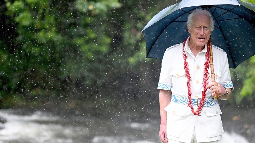 Trotz tropischen Regens besuchte Charles den ältesten Nationalpark von Samoa. Foto: Victoria Jones/PA Wire/dpa