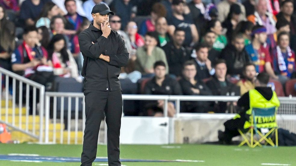 Nachdenklich am Spielfeldrand bei seiner ersten ganz großen Niederlage als Bayern-Trainer: Vincent Kompany. Foto: Sven Hoppe/dpa