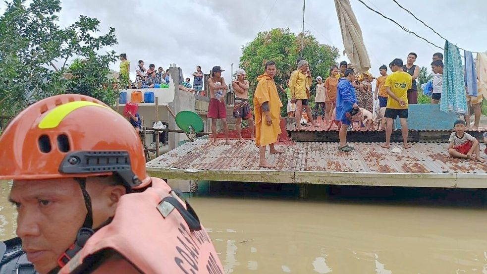 Viele mussten lange auf ihren Dächern ausharren, bis Helfer sie erreichten. Foto: Uncredited/Philippine Coast Guard/AP/dpa