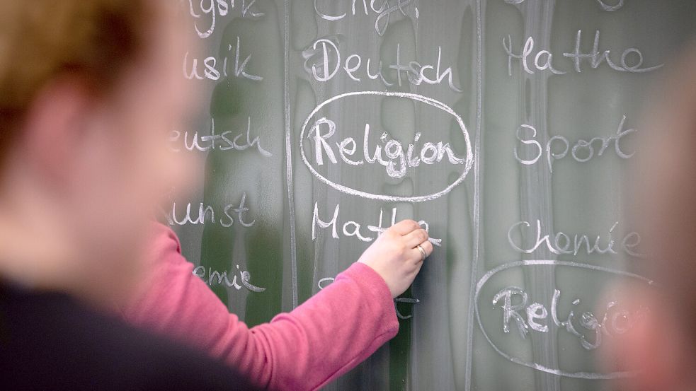 Immer weniger Menschen sind in Deutschland in einer der beiden großen Kirchen. Wie wirkt sich das auf den Religionsunterricht aus? Foto: dpa/Friso Gentsch