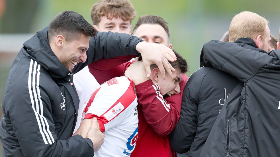 Milad Faqiryar (links) ist seit Sommer 2023 Co-Trainer bei der SpVg Aurich. Foto: Doden/Emden